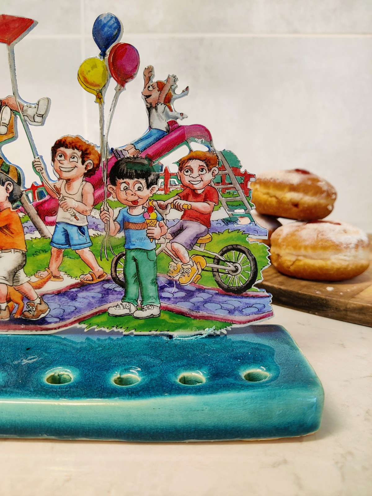 חנוכיית חנוכה שמחה צבעונית עם ילדים משחקים ב, חנוכה צבעוני